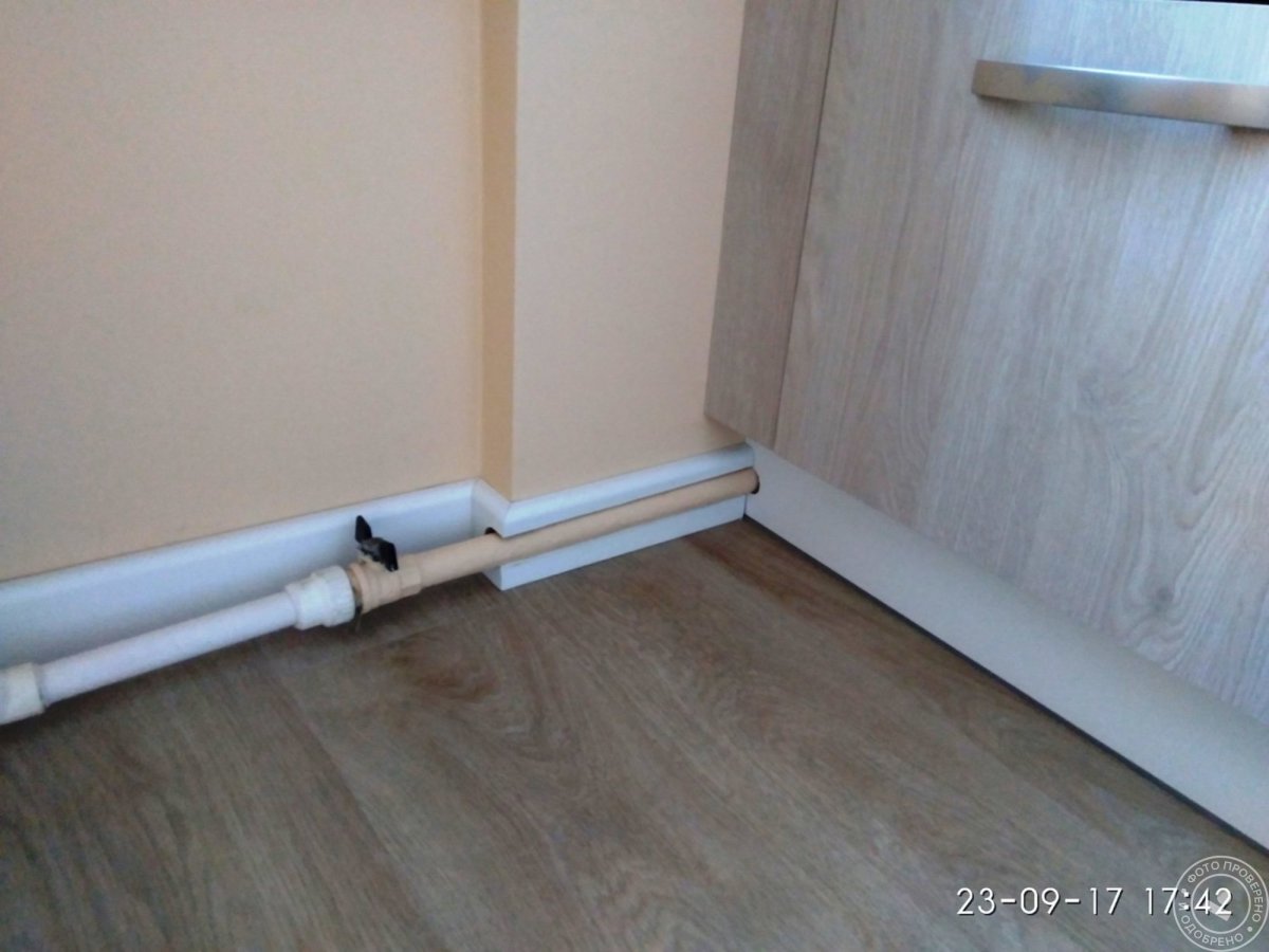 Плинтус Рехау для труб отопления