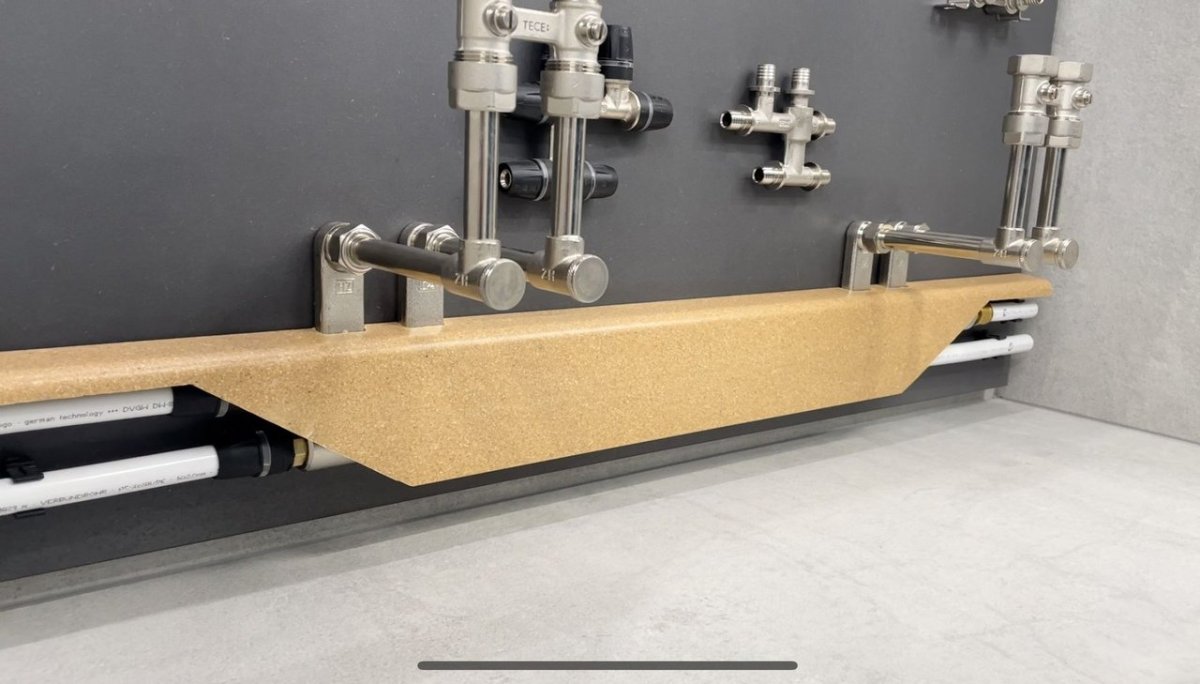 Плинтус Рехау для труб отопления