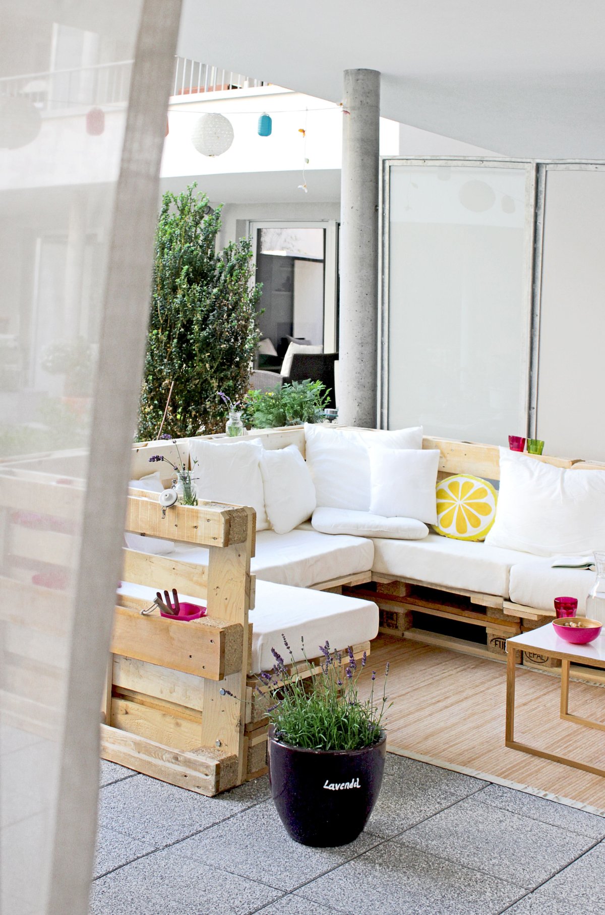 Лаунж зона из поддонов