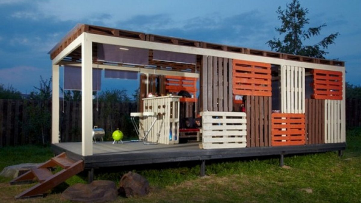 Беседкаис поддонов для дачи