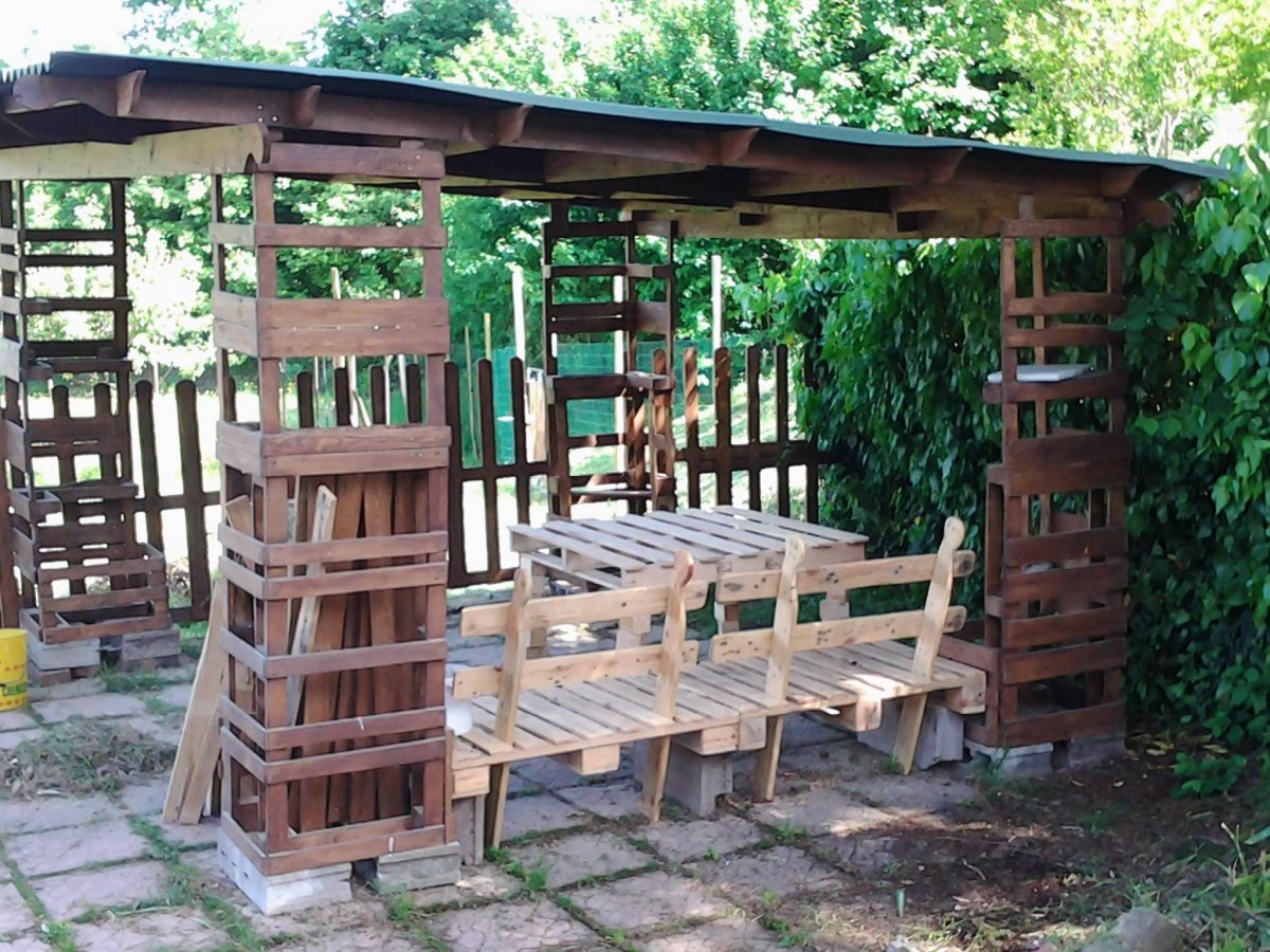 Беседка из европоддонов