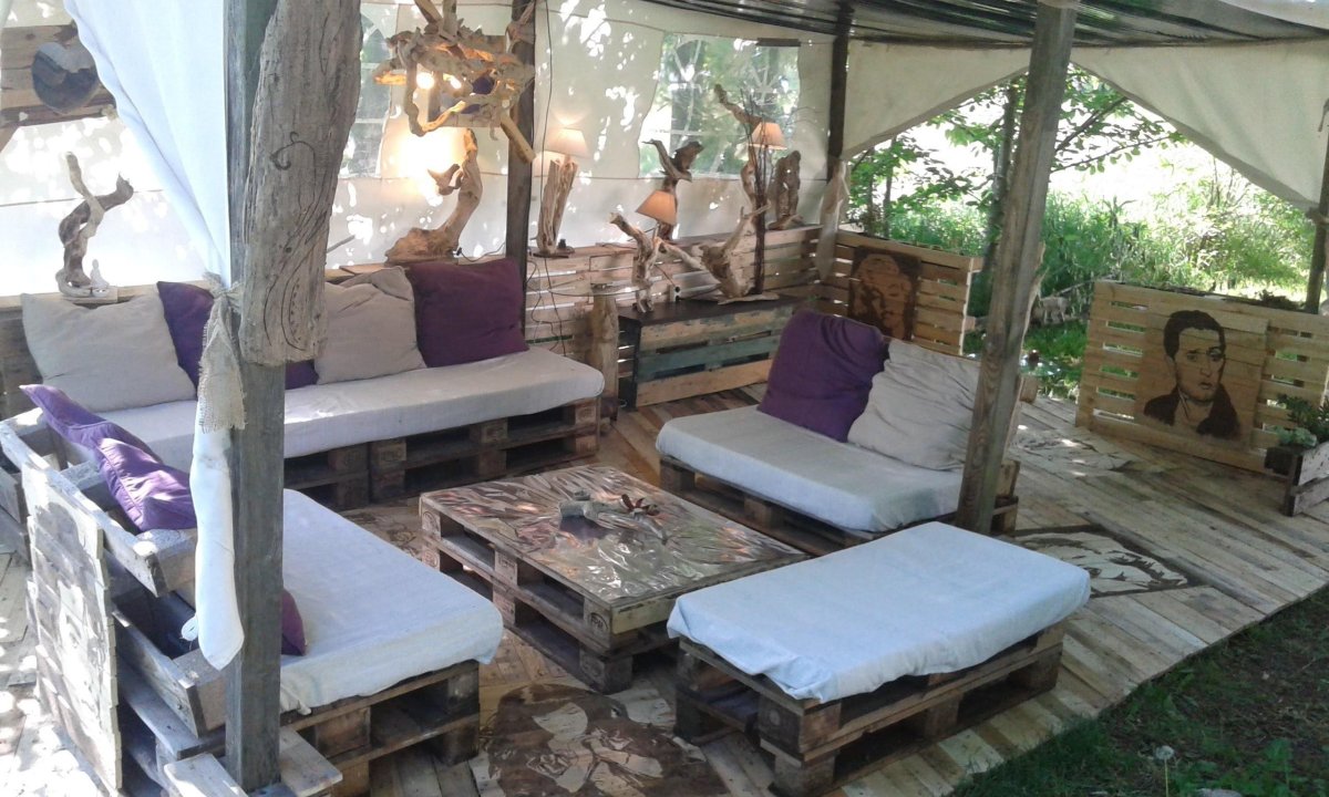 Мебель из поддонов в беседку