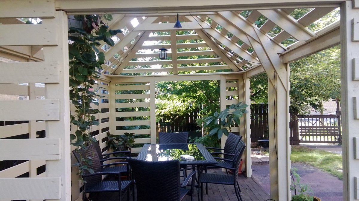 Беседка из поддонов