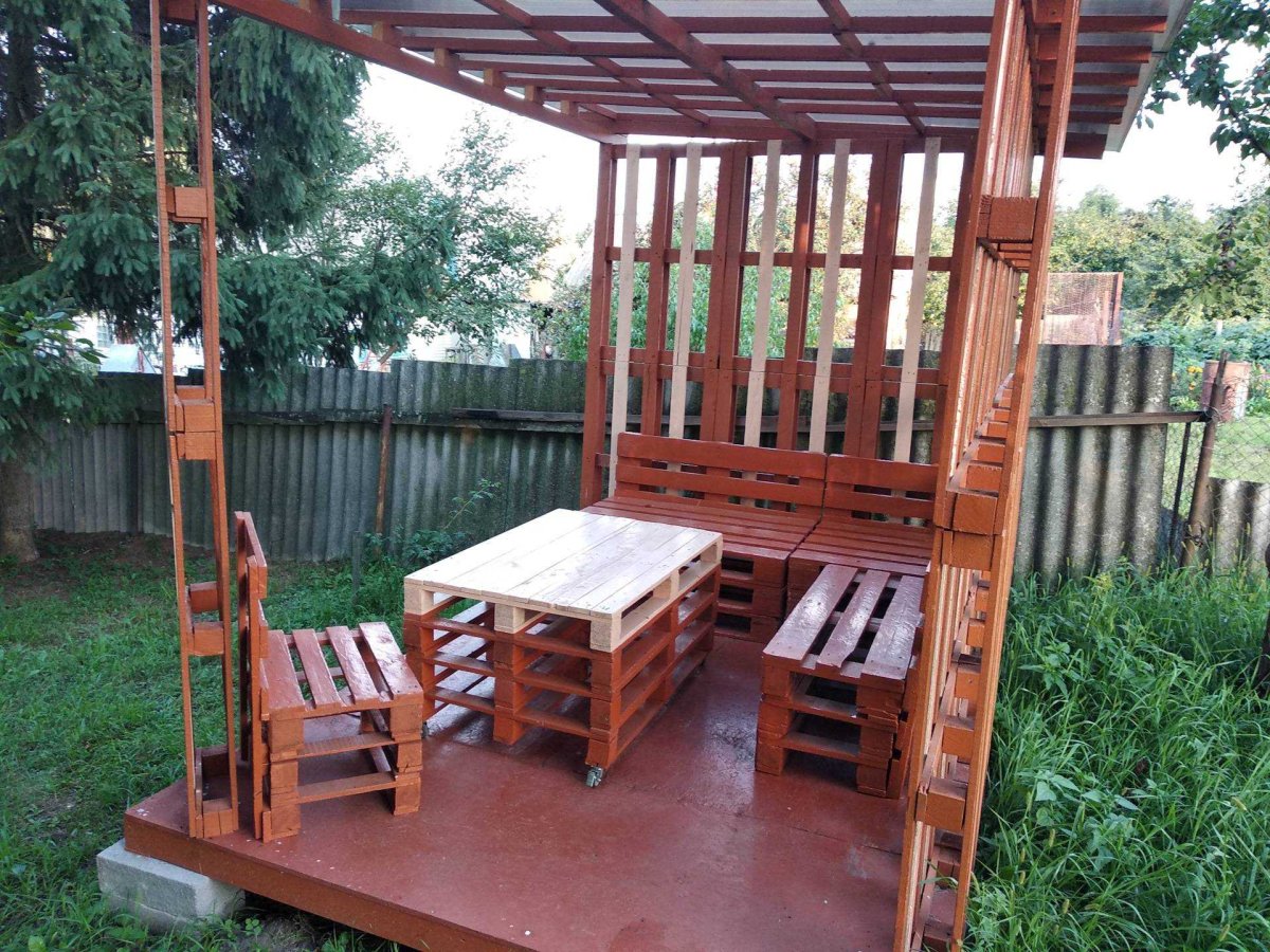 Беседка из поддонников