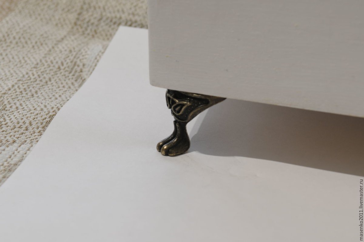 Комод с ножками
