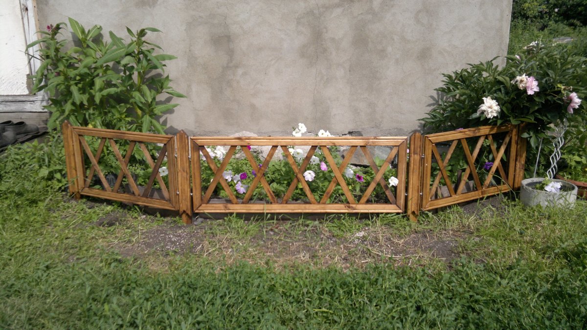 Ограждение палисадника из дерева