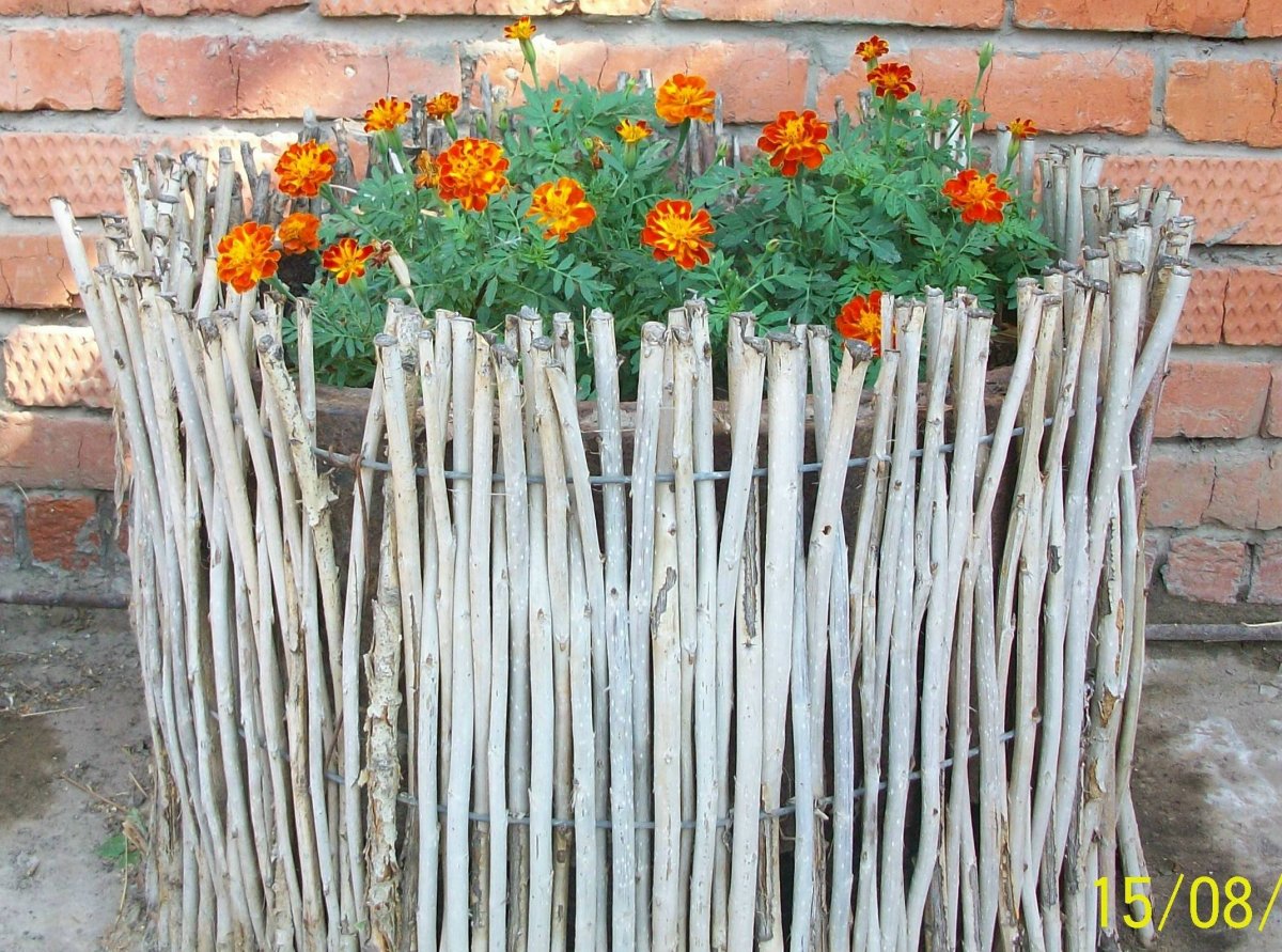 Клумба из прутьев