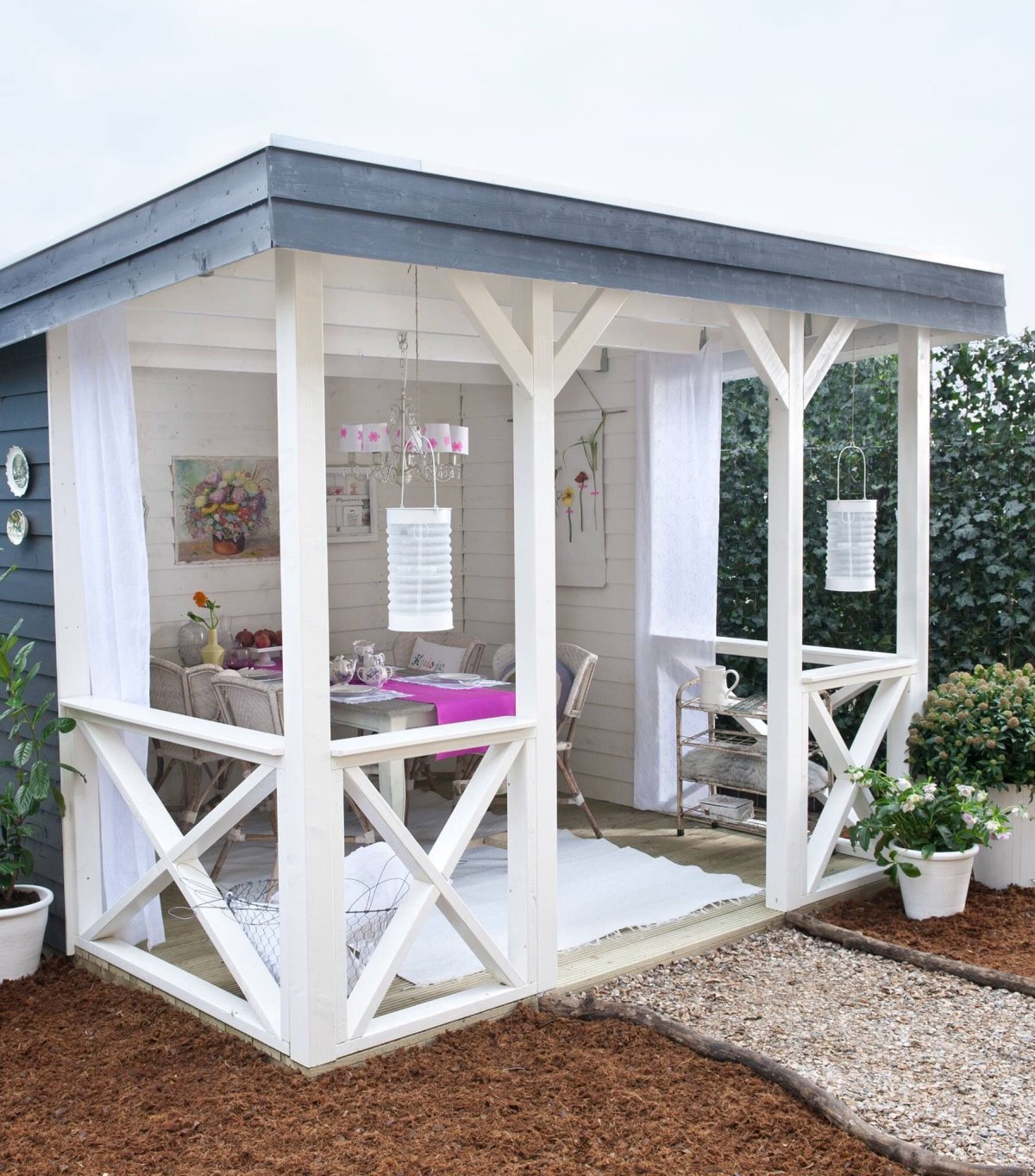 Небольшая беседка