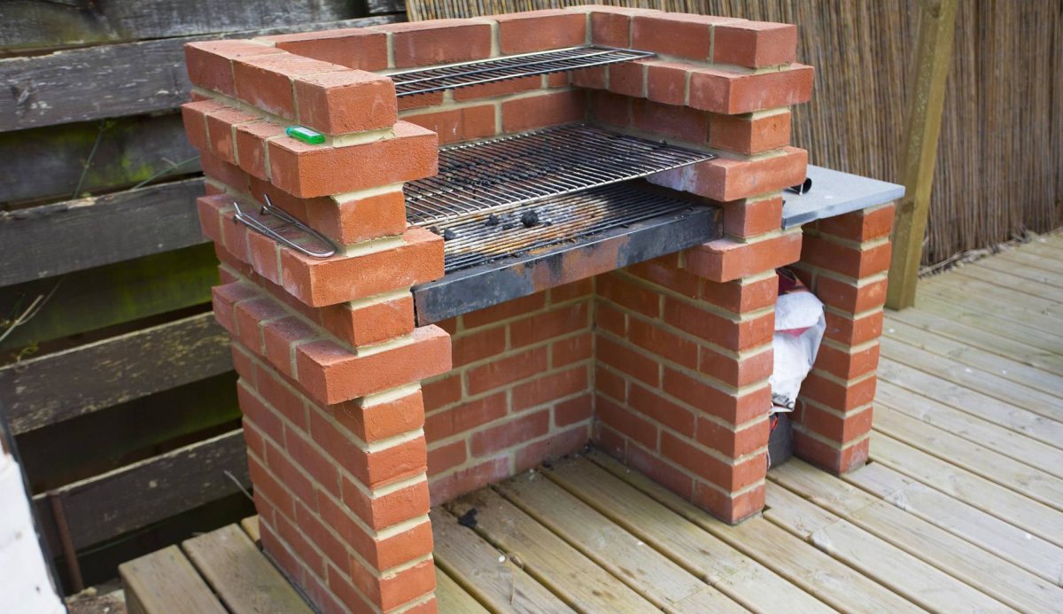 Печь-мангал из кирпича для дачи