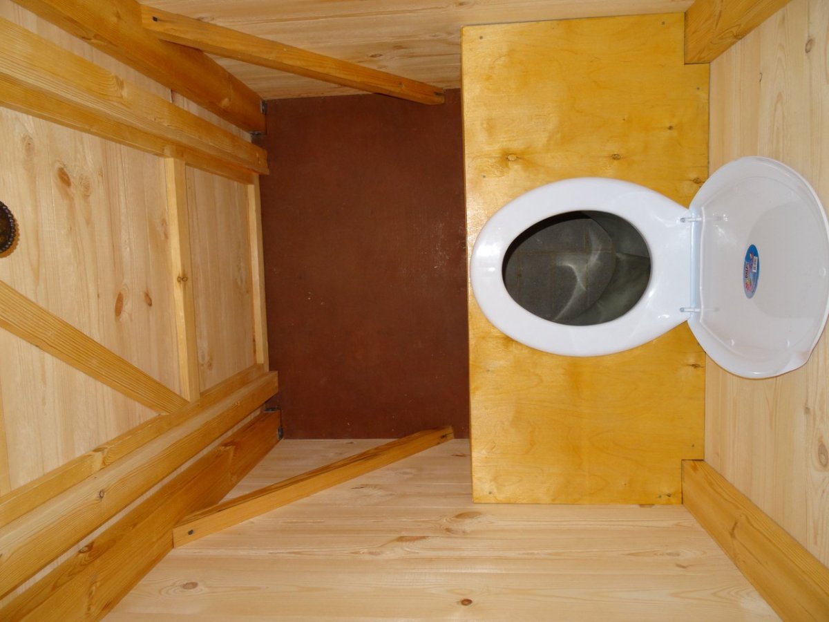 Дачный туалет с трубой вытяжкой