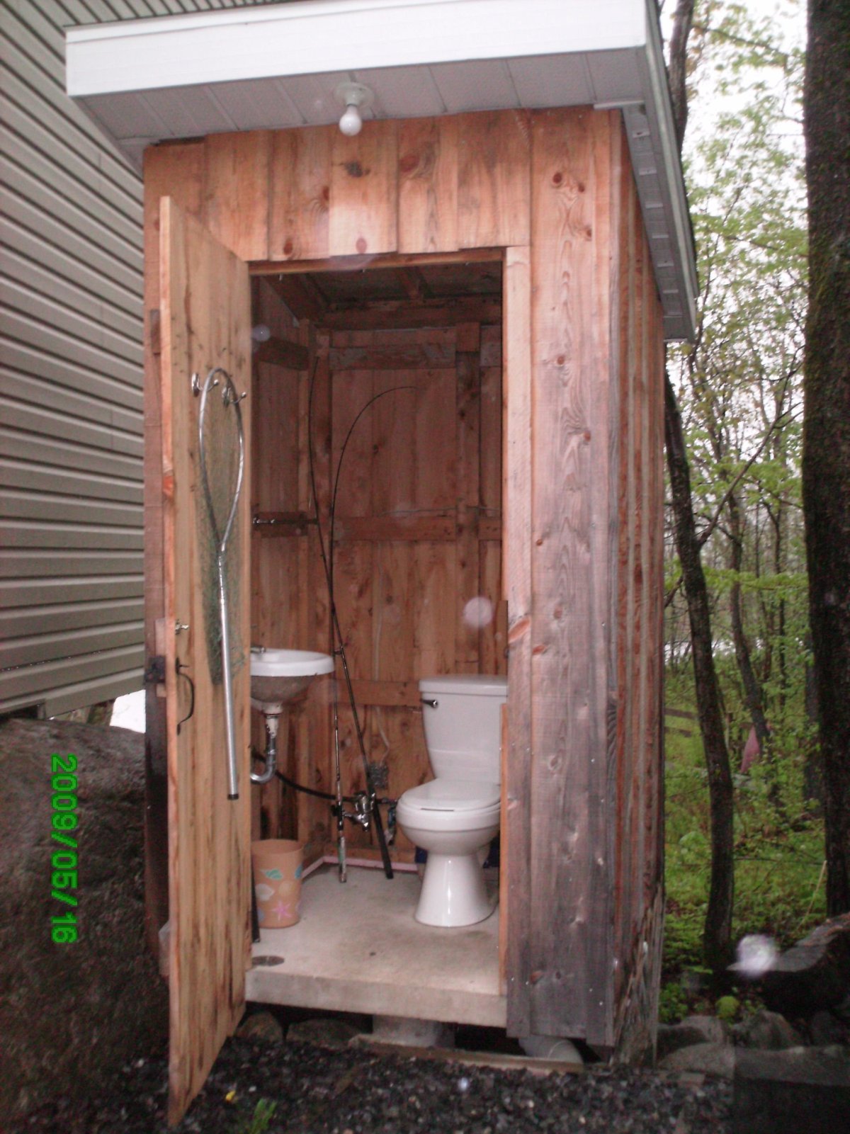 Уличный туалет с умывальником