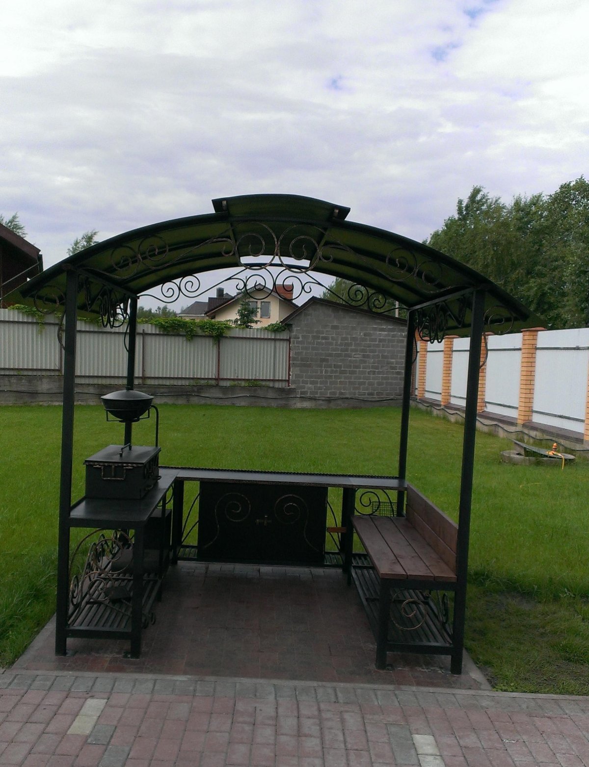 Металлическая беседка с мангалом
