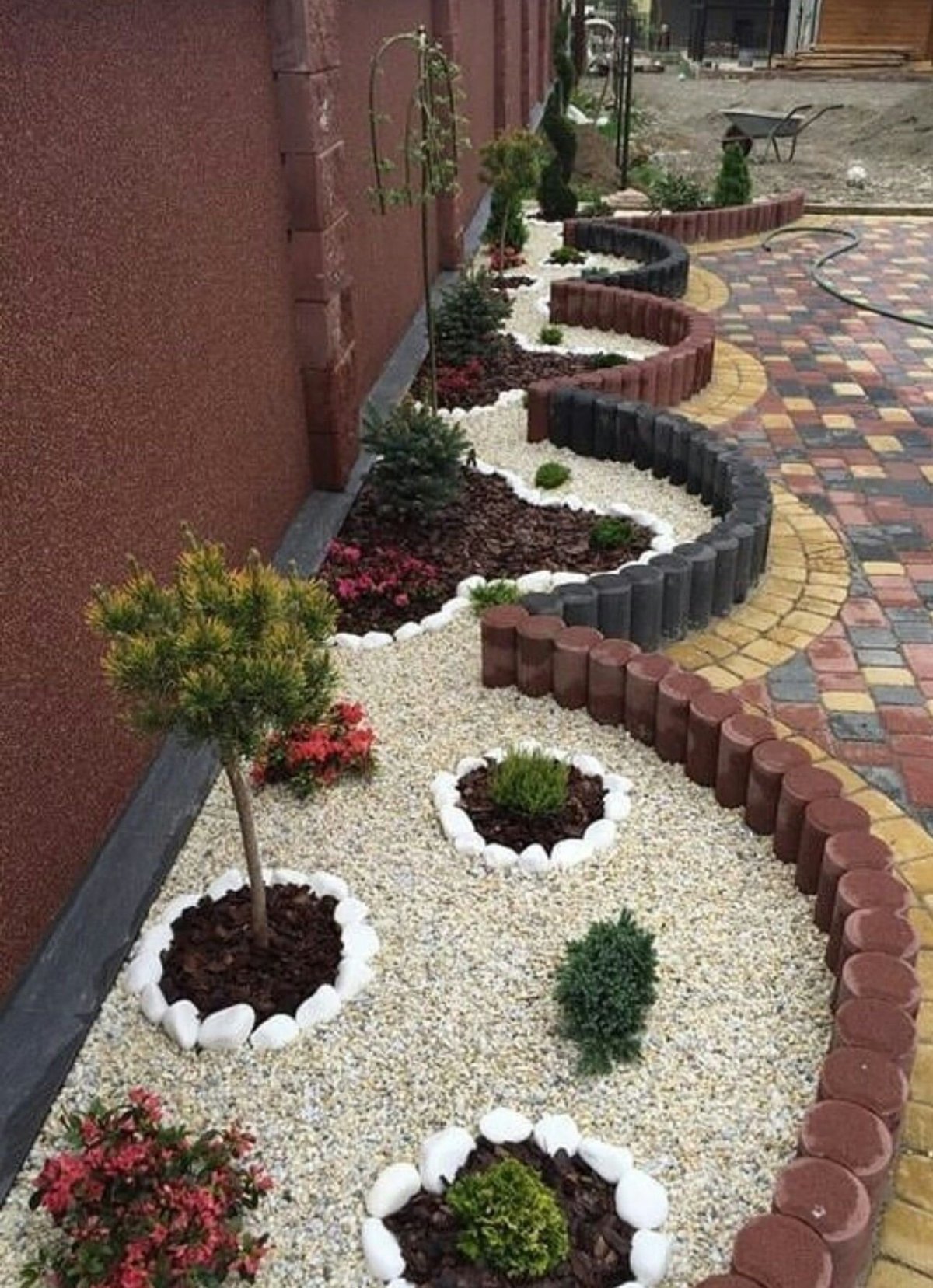 Клумбы во дворе