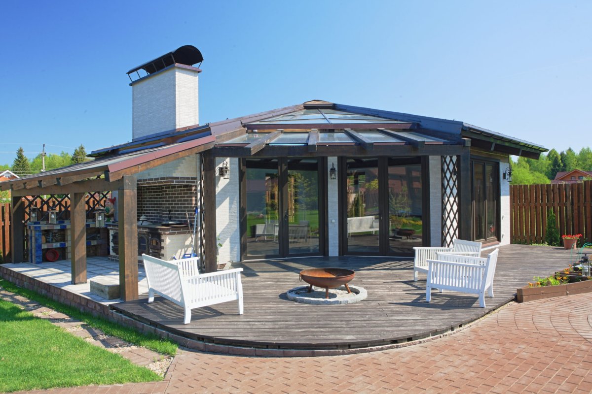 Закрытая беседка с мангальной зоной