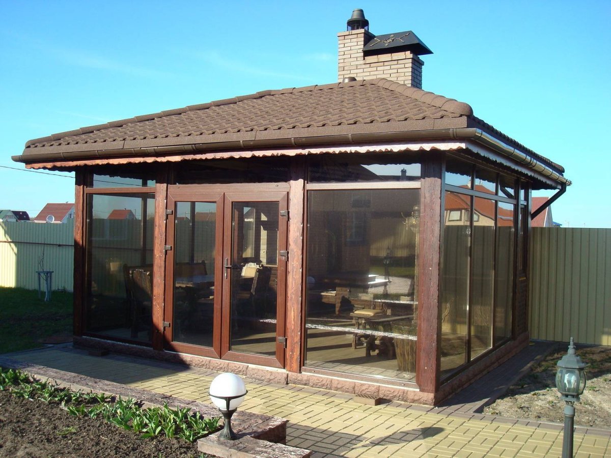 Застеклённая террасса с мангалом и беседкой