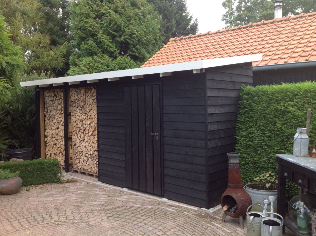 Хозблок с дровником на участке