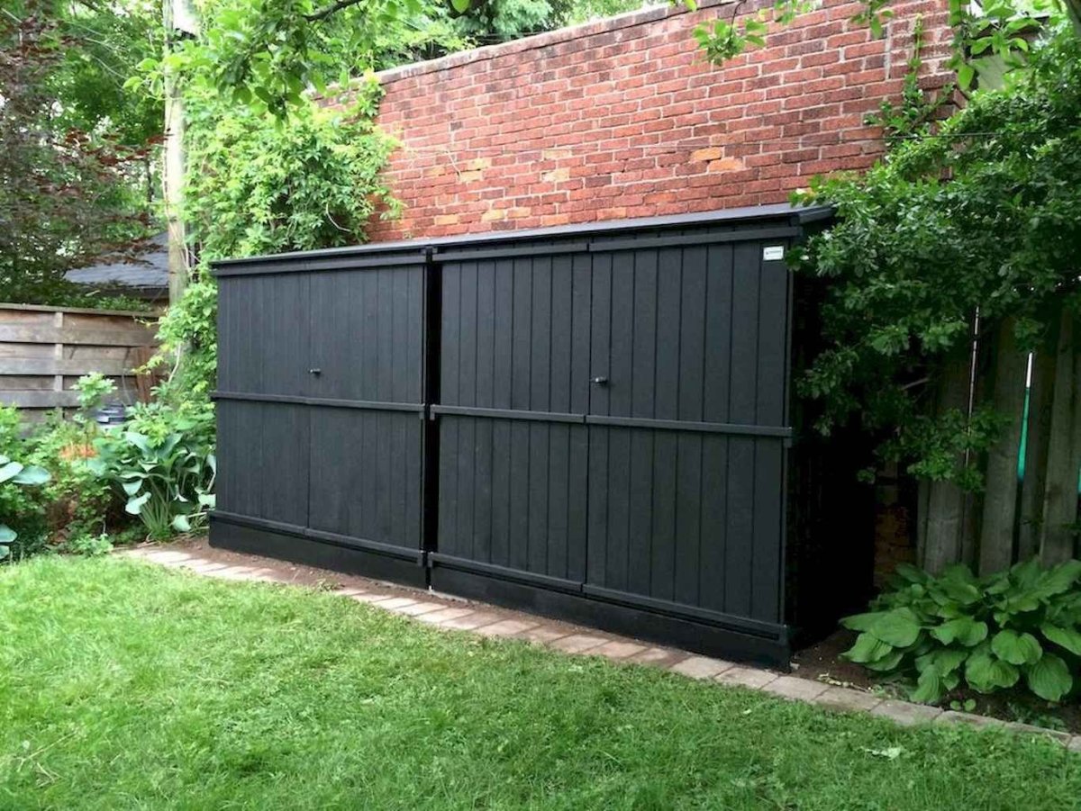 Узкий хозблок вдоль забора