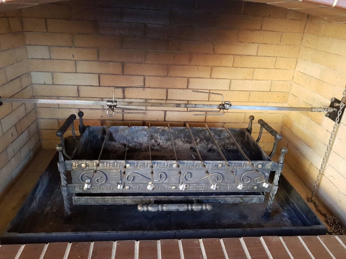 Мангал Grill-Mangal с электроприводом шампуров, решеток-гриль и Вертелов