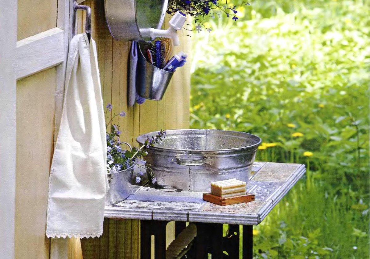 Умывальник в саду на даче