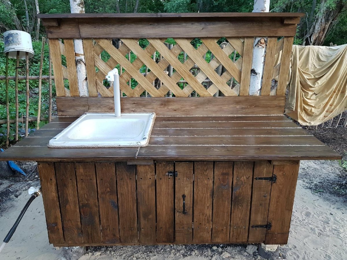 Деревянный умывальник для дачи