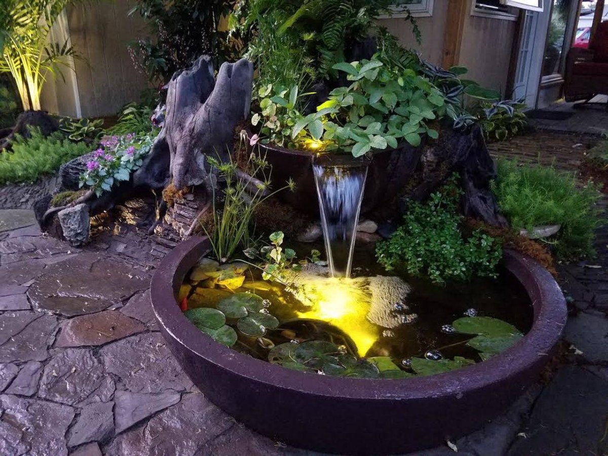 Маленький фонтанчик в саду