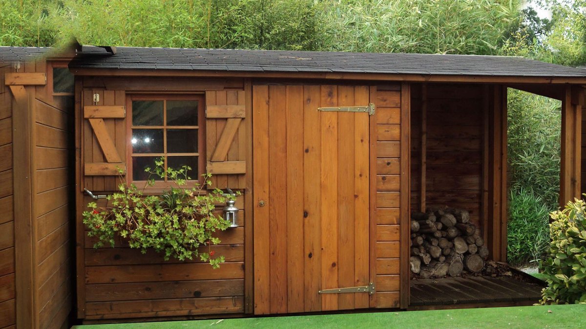 Угловой хозблок с дровником