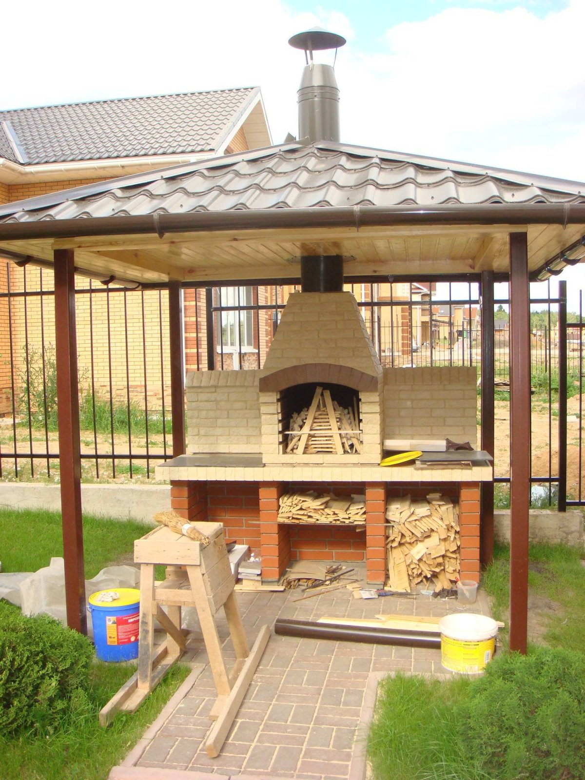 Зона барбекю с мангалом