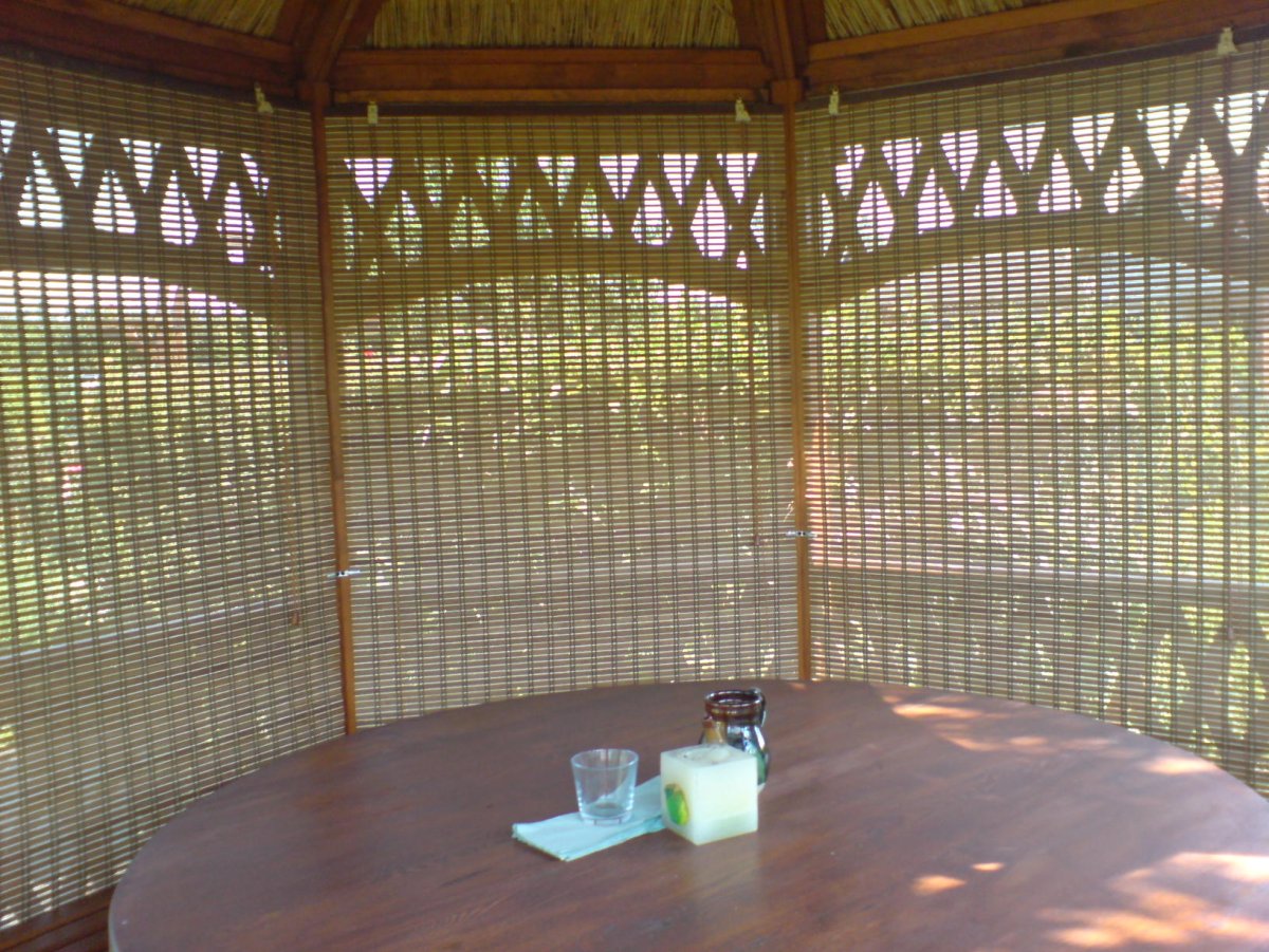 Беседка обшитая сеткой