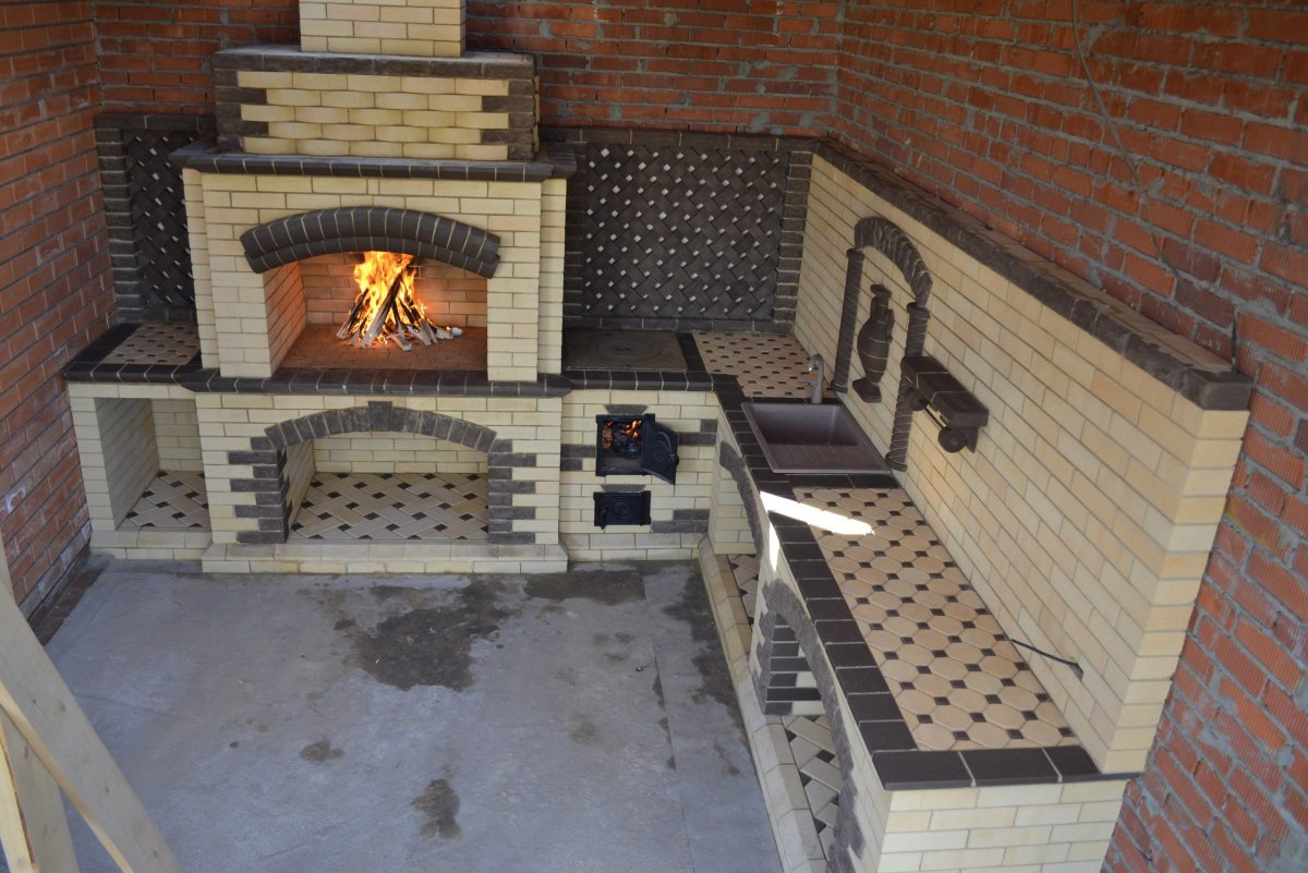 Угловой мангал из кирпича