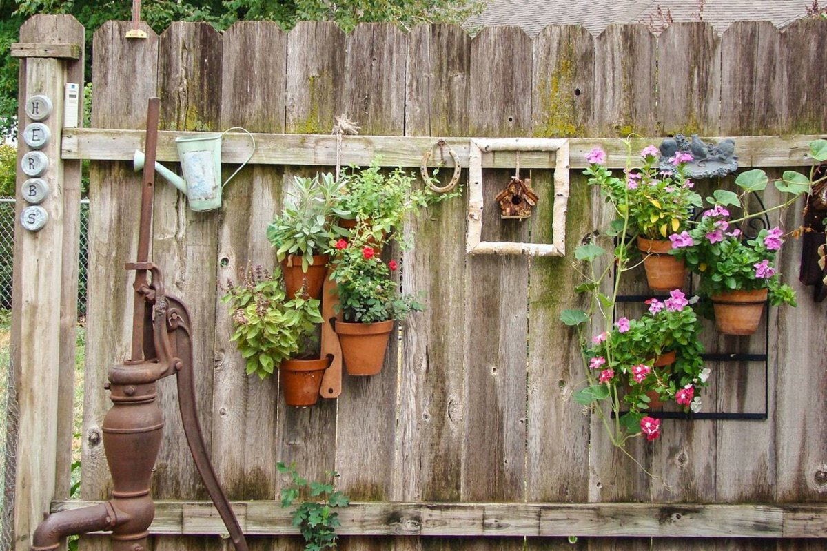 Декор участка в деревенском стиле