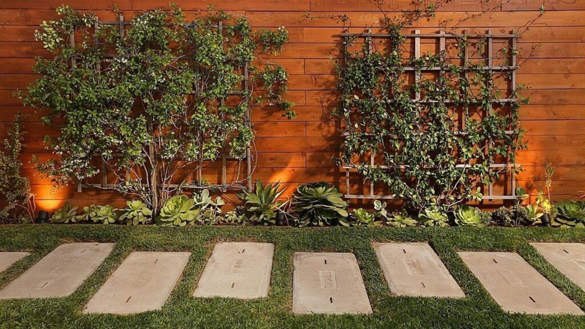 Декор забора в саду