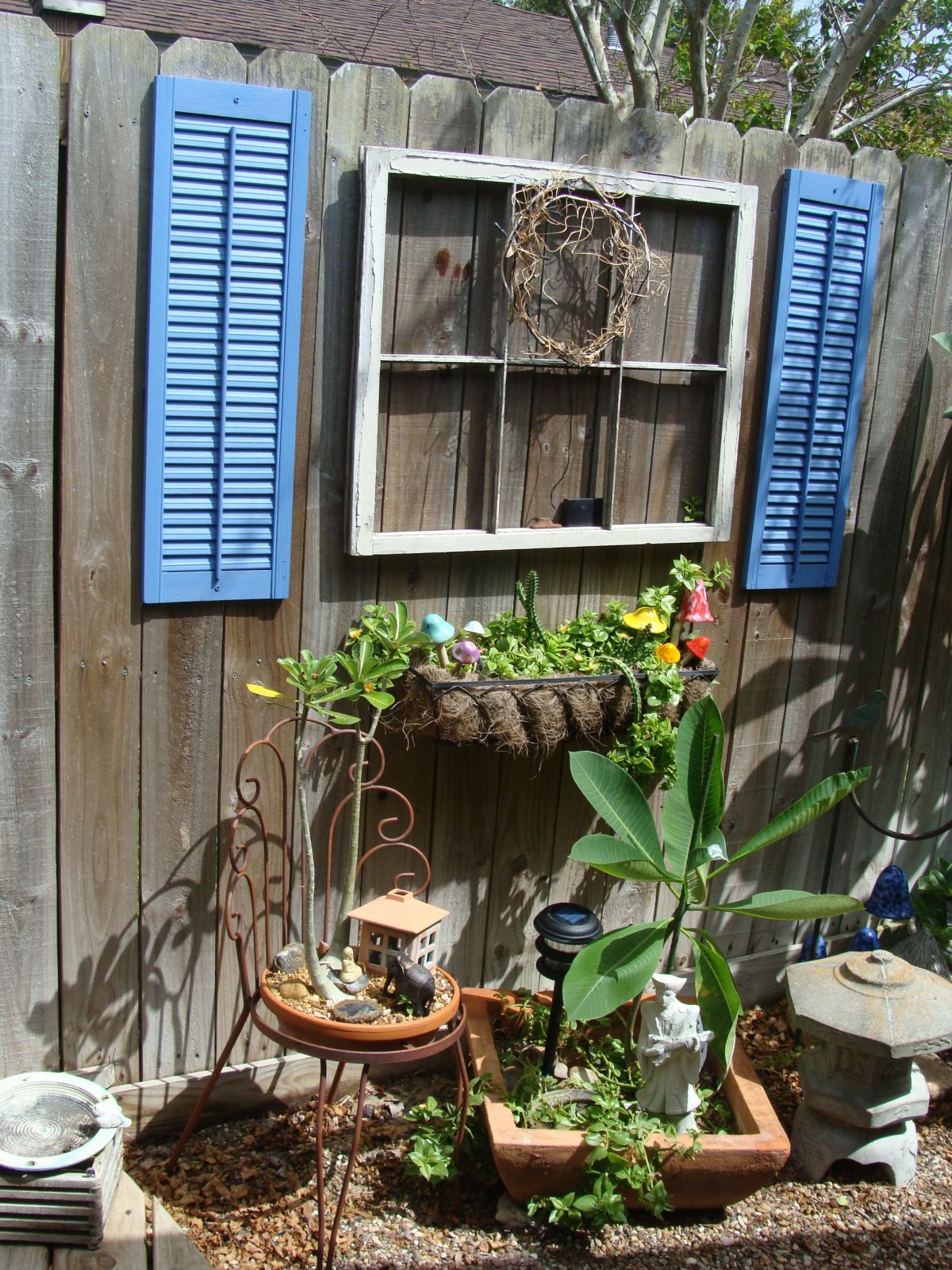 Декорирование забора на даче