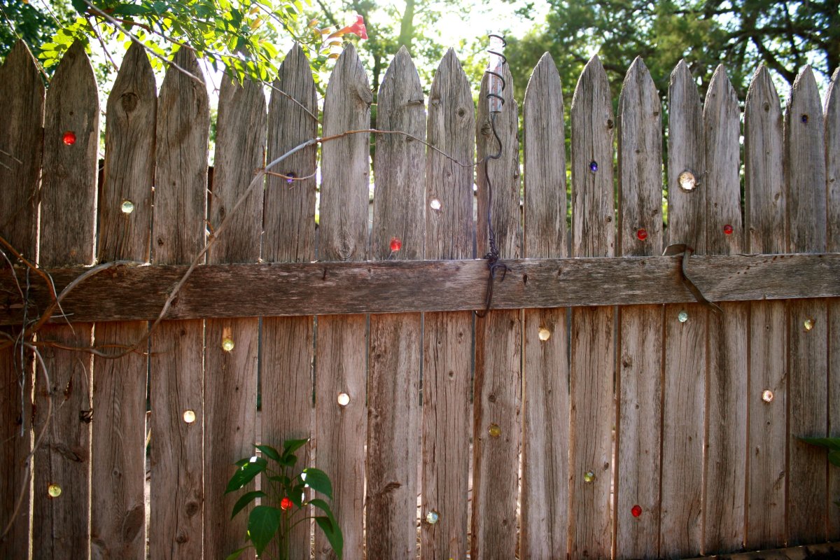 Деревянный забор с цветами