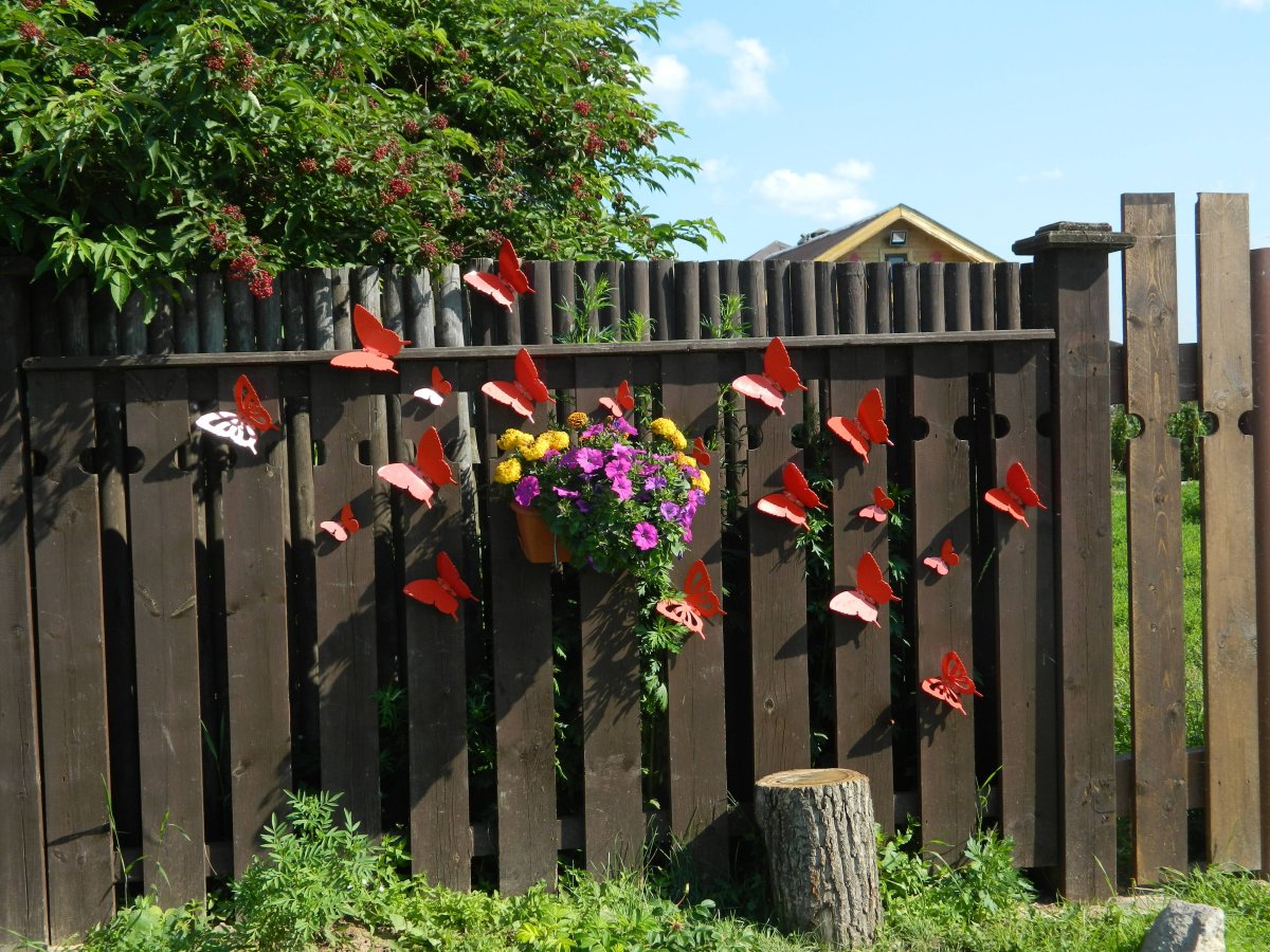 Украшение забора цветами