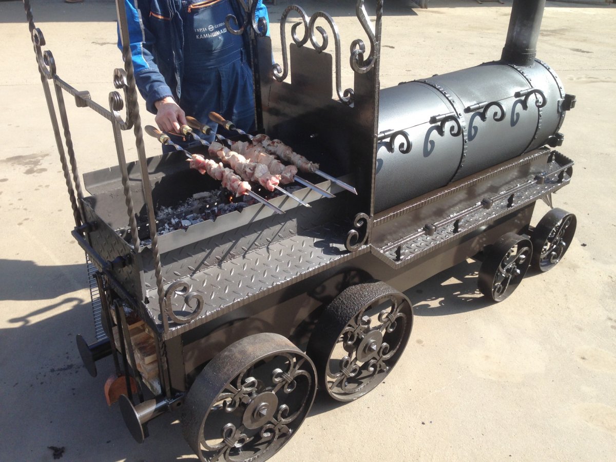 Мангал паровоз с газового баллона с коптильней