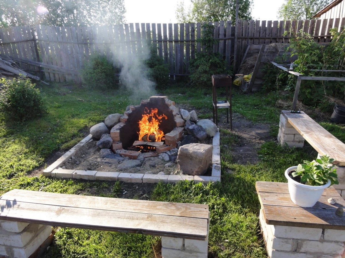 Уголок барбекю на даче