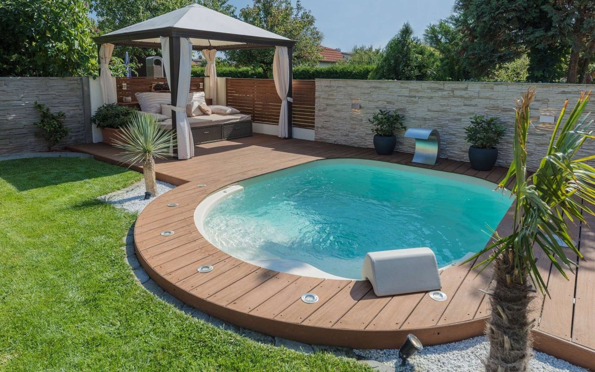 Каркасный бассейн во дворе