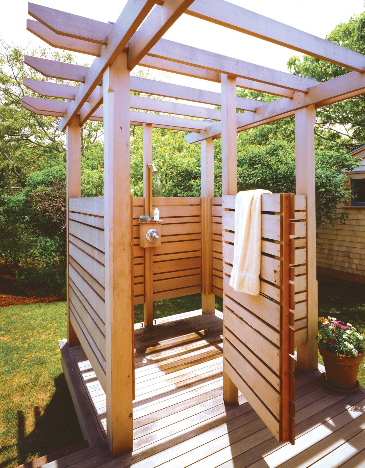 Летние душевые кабины для дачи из дерева