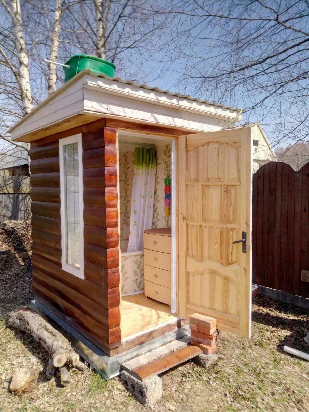 Красивый туалет на даче