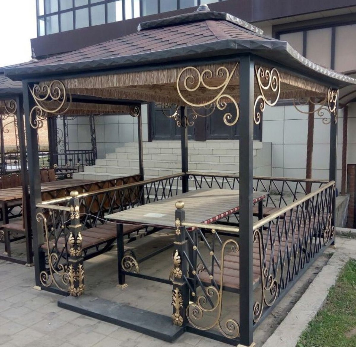 Беседка с кованными элементами