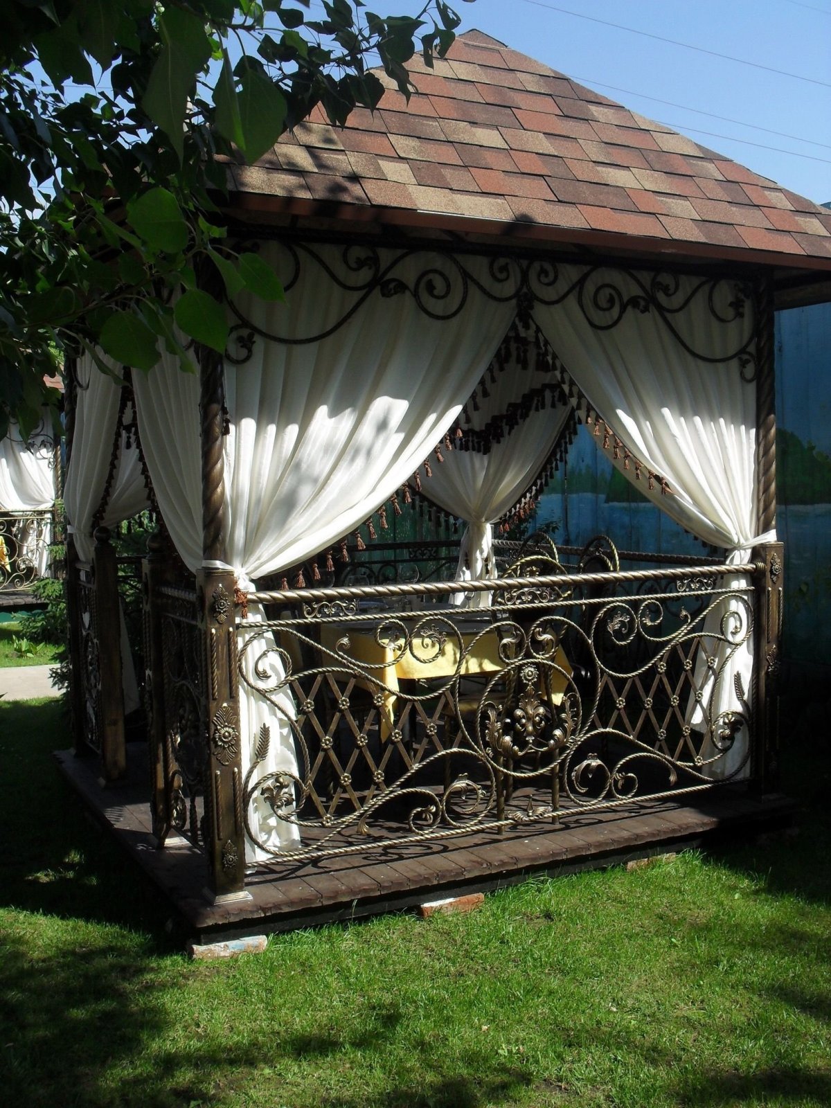 Красивые кованые беседки