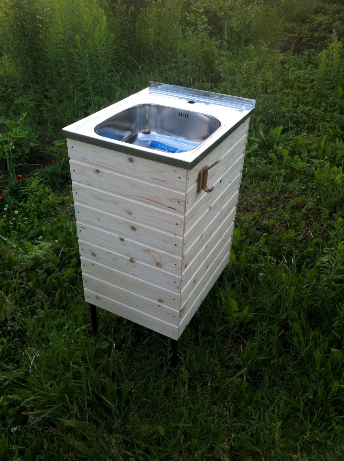 Умывальник с тумбой для дачи