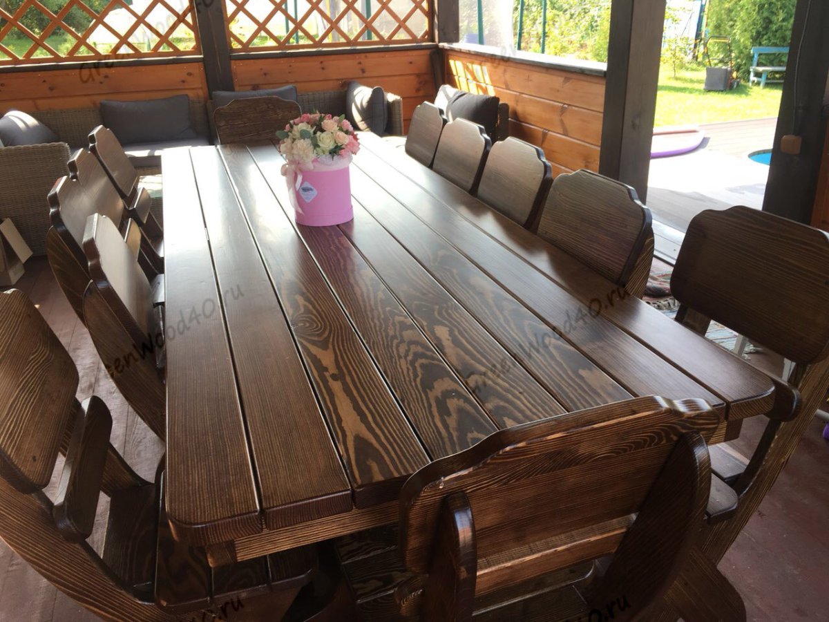 Деревянный стол в беседку