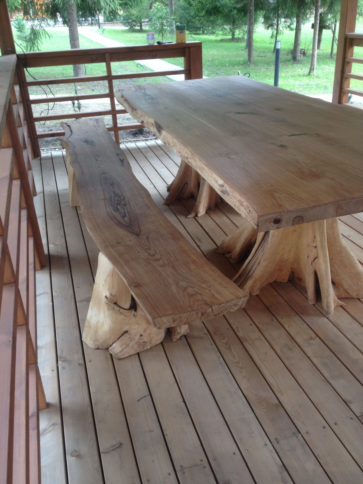 Массивный стол из дерева