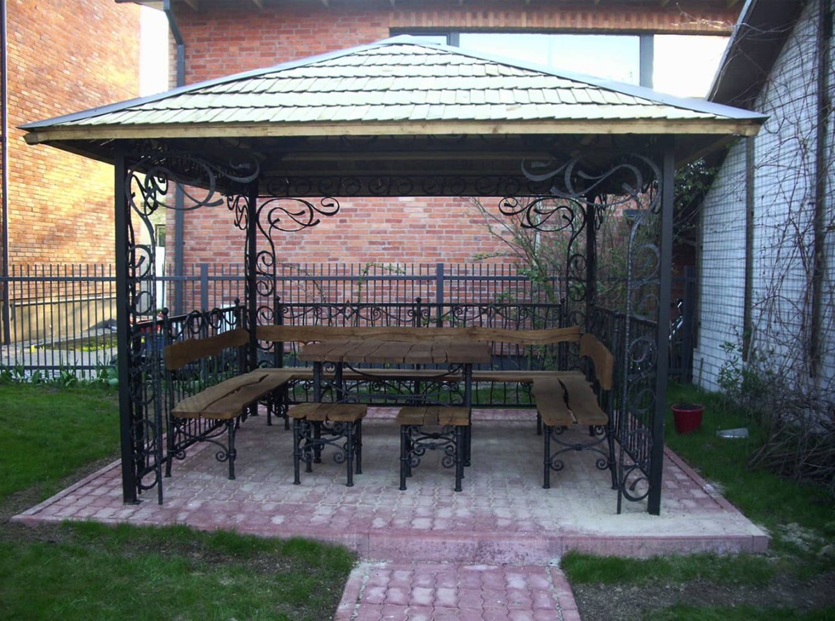 Беседка с мангальной из металла