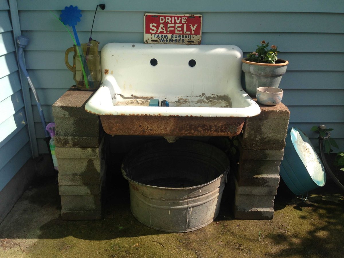 Уличный умывальник для дачи