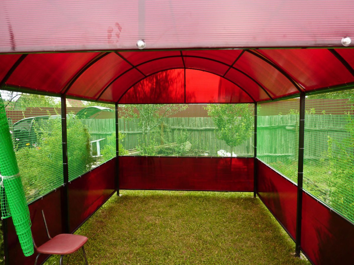 Беседка крытая поликарбонатом