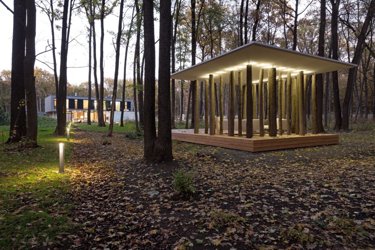 Беседка среди деревьев