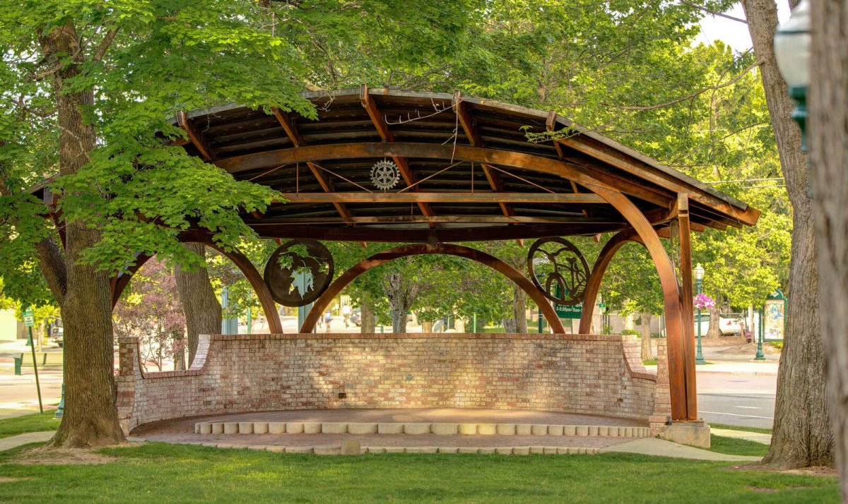 Парковая беседка увитая