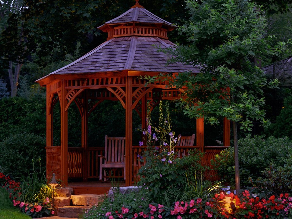 Беседка в саду